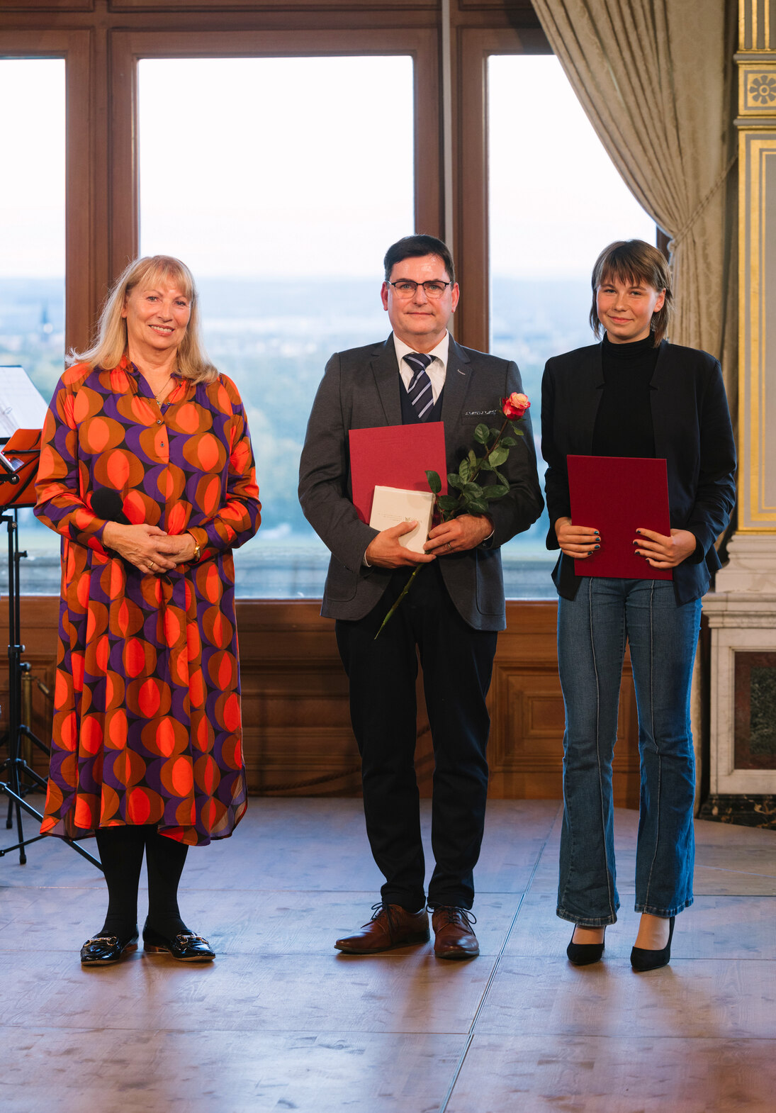 Staatsministerin Köpping mit Preisträger und Laudatorin