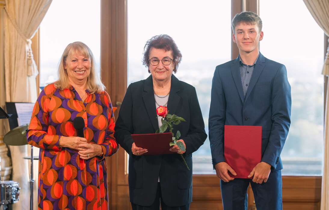 Staatsministerin Köpping mit Preisträgerin und Laudator